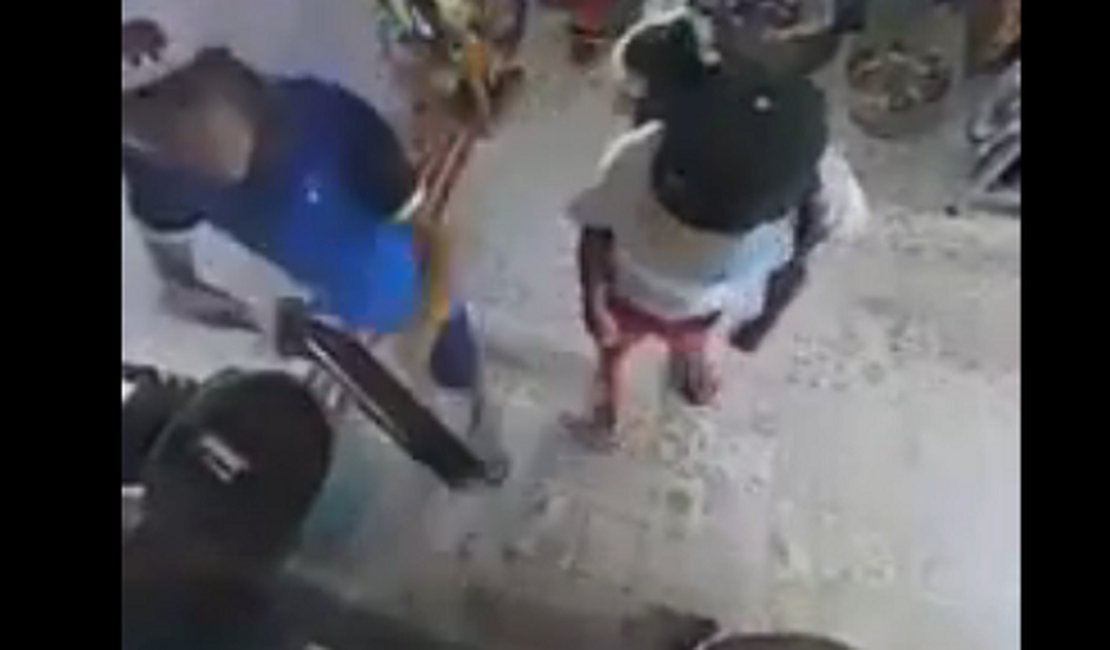 Criminosos assaltam loja de artigos religiosos com espingarda calibre 12, em Penedo; veja o vídeo