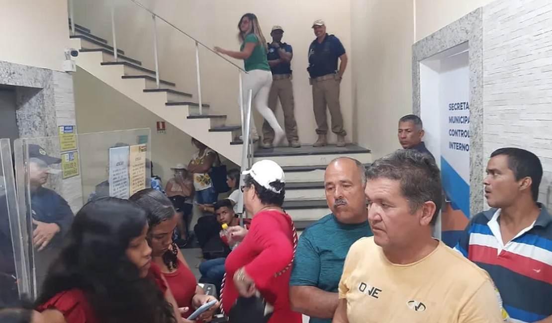 Moradores dos Flexais ocupam prédio da Prefeitura de Maceió e cobram realocação de área afetada pela Braskem
