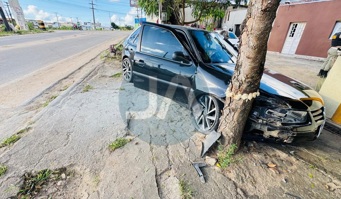 Motorista que fugia da polícia bate carro em árvore no trevo para Feira Grande
