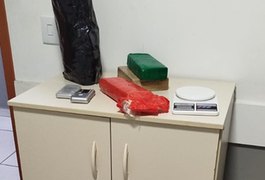 Policiais militares apreendem 4kg de maconha e 3 balanças em Ipioca, Maceió