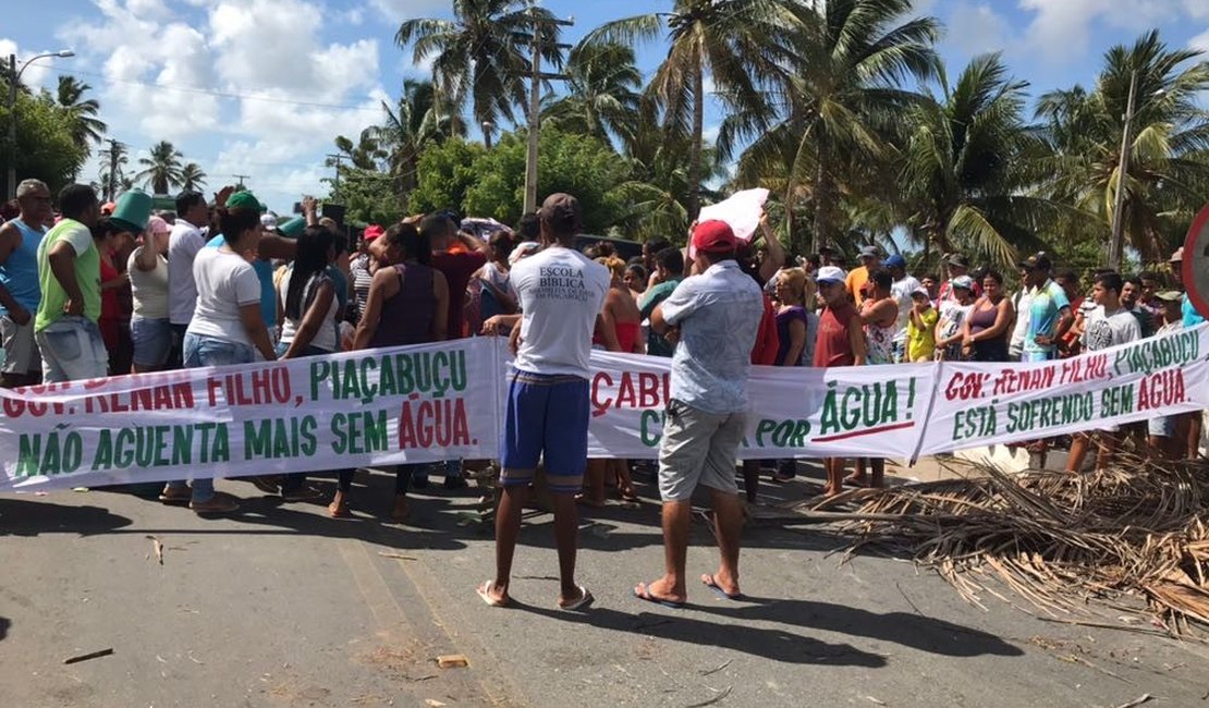 Protesto contra falta d'água fecha rodovia entre Piaçabuçu e Penedo, em AL