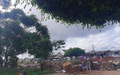 Lixo toma conta de rua no bairro Primavera