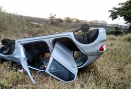 Carro capota, mulher fica ferida e veículo é depenado, em Anadia