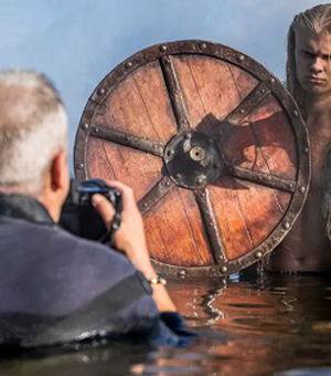 Haaland posa como viking em ensaio; fotos serão vendidas por R$ 250 mil