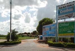 Bandidos em uma Hilux sequestram família em Fiat Uno para roubar som em Craíbas