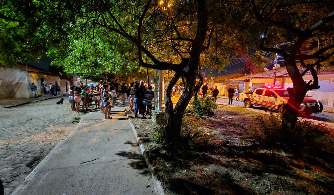 Homem sentado em banco de praça é baleado em Arapiraca