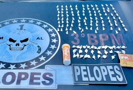 Indivíduo corre da PM ao avistar viaturas, mas é capturado e preso com 134 pinos de cocaína, em Arapiraca