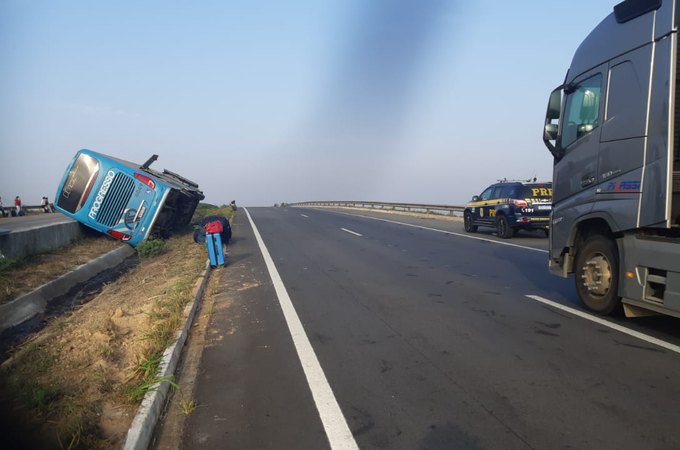 Ônibus interestadual tomba em Teotônio Vilela e cerca de 10 pessoas ficam feridas