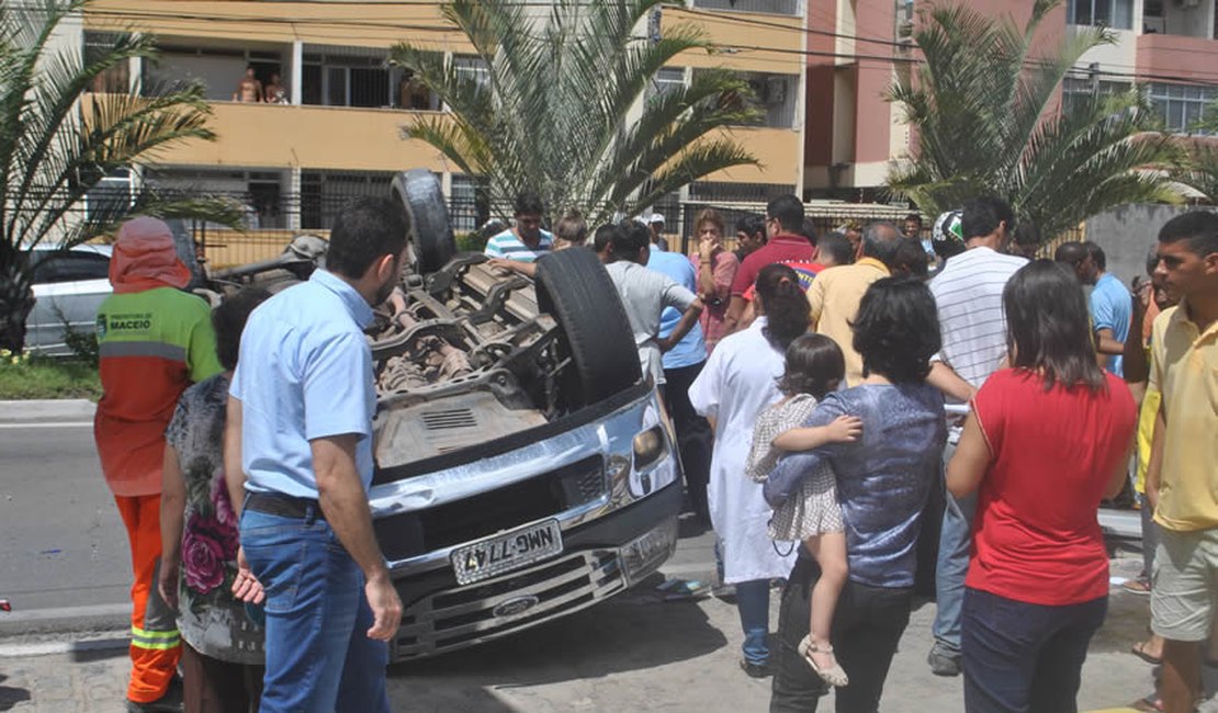 Capotamento deixa um ferido e trânsito caótico em avenida de Maceió