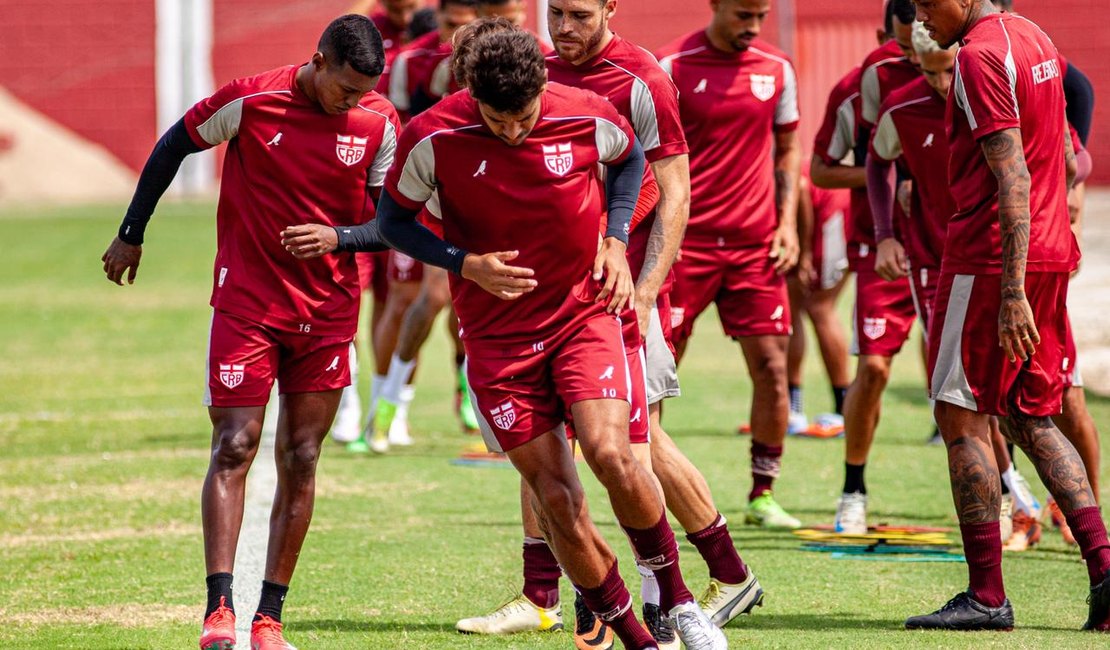 Hereda e João Neto treinam com o grupo no CT Ninho do Galo
