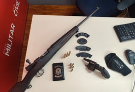 PM prende dois homens e realiza apreensão de armas de fogo que estavam em carro, em Craíbas