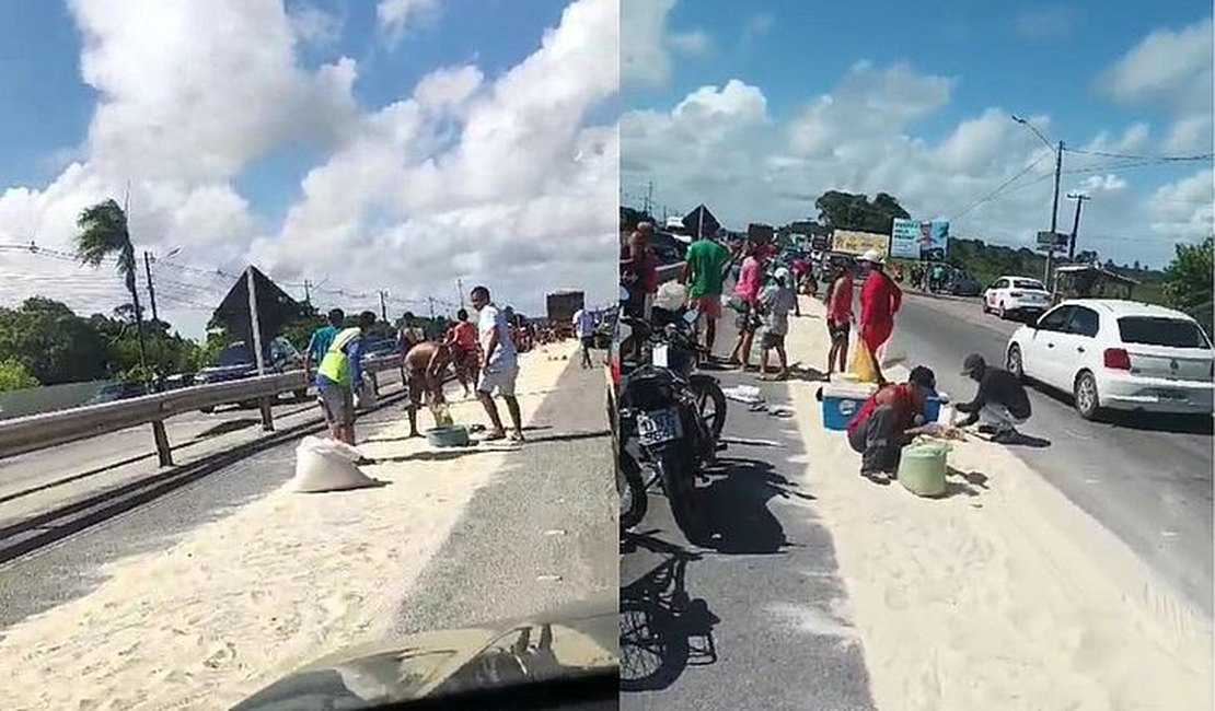 Populares saqueiam carga de açúcar que caiu de caminhão na AL-101