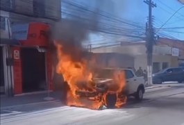 Carro fica destruído após pegar fogo em movimentada avenida do bairro Feitosa, em Maceió