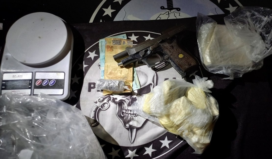 Suspeito de homicídio é preso com arma, cocaína e dinheiro, em Maceió