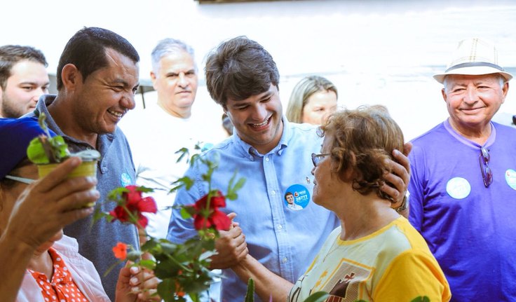 Breno Albuquerque visita feira livre do Bairro Brasília, em Arapiraca