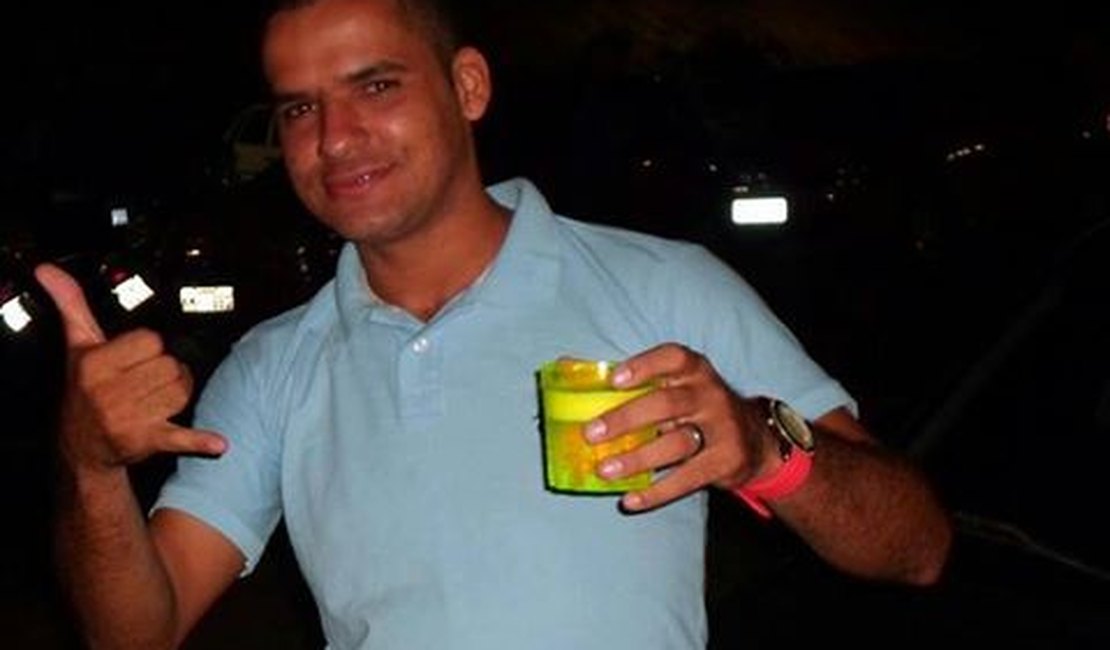 Jovem é assassinado em frente de churrascaria em Arapiraca