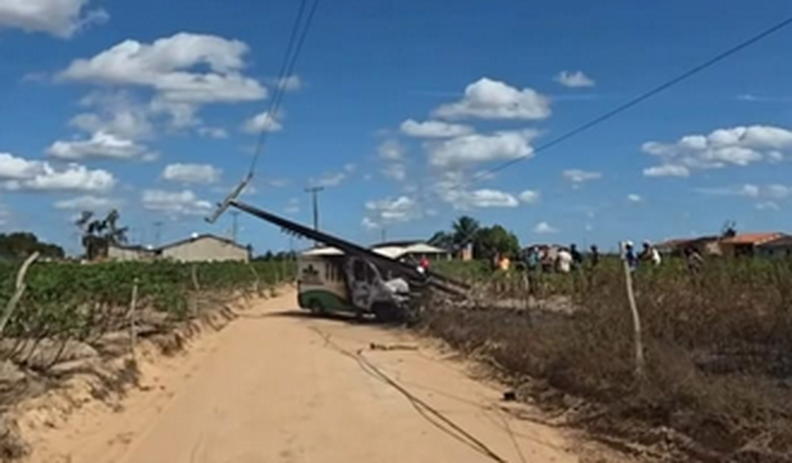 Carro colide contra poste de energia elétrica em estrada vicinal e pega fogo em Feira Grande