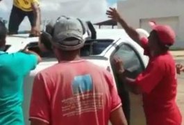 Vídeo: Populares socorrem passageiros de Kombi em acidente na AL 220