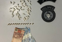 Mulher é presa após ser flagrada com cerca de 50 pedras de crack em Arapiraca