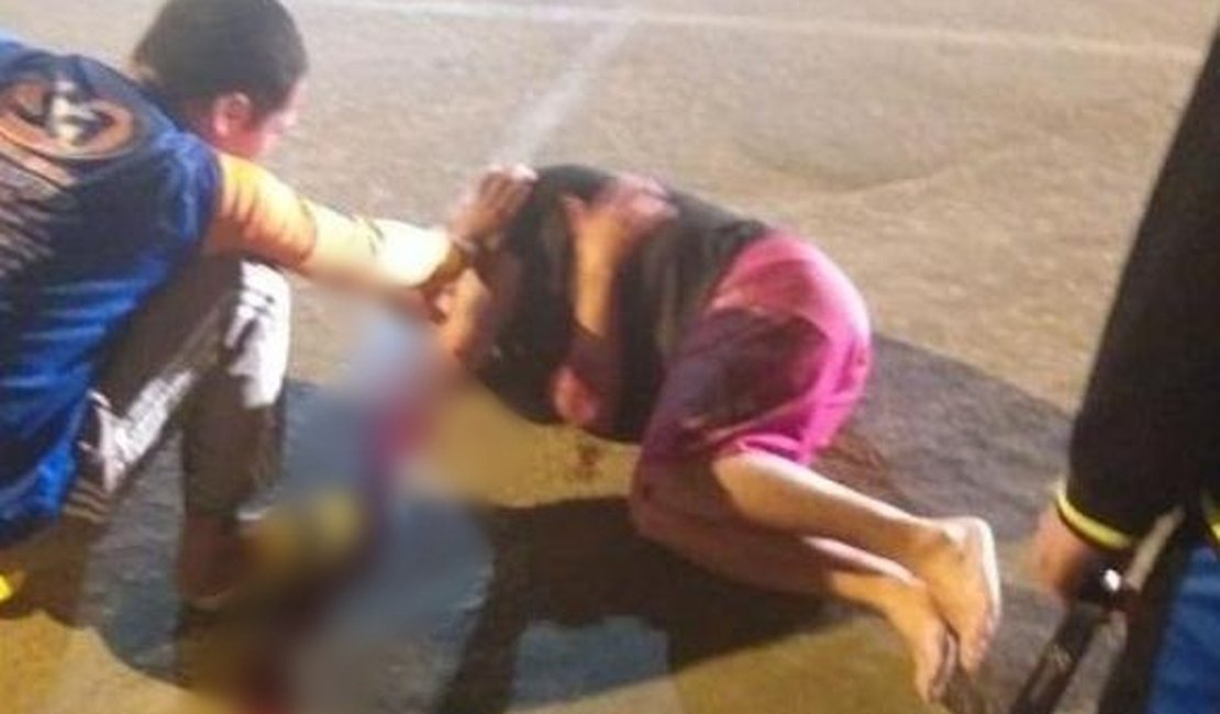 Vídeo. Casal de idosos é atropelado após carro invadir calçada, em Santana do Ipanema