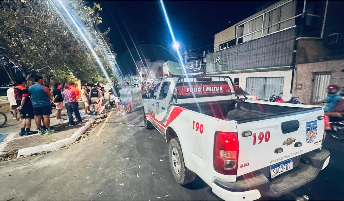 Casal fica ferido ao colidir moto contra traseira de carro estacionado no Bosque das Arapiracas