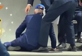Presidente dos EUA, Joe Biden tropeça e cai durante formatura da Força Aérea; Assista