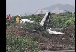 Avião de pequeno porte cai em praia de Navegantes (SC)
