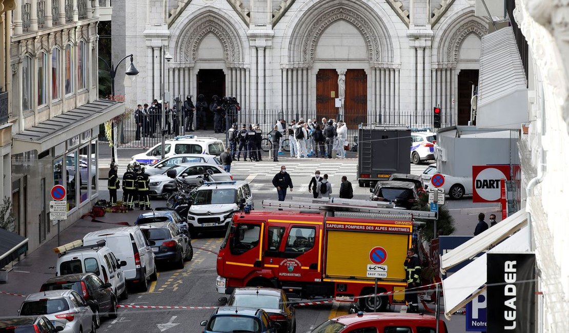 Ataque com faca deixa três mortos e vários feridos na cidade de Nice, na França