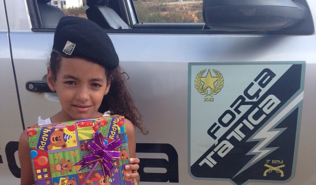 Força Tática presenteia crianças do Residencial Nossa Senhora Aparecida em Arapiraca