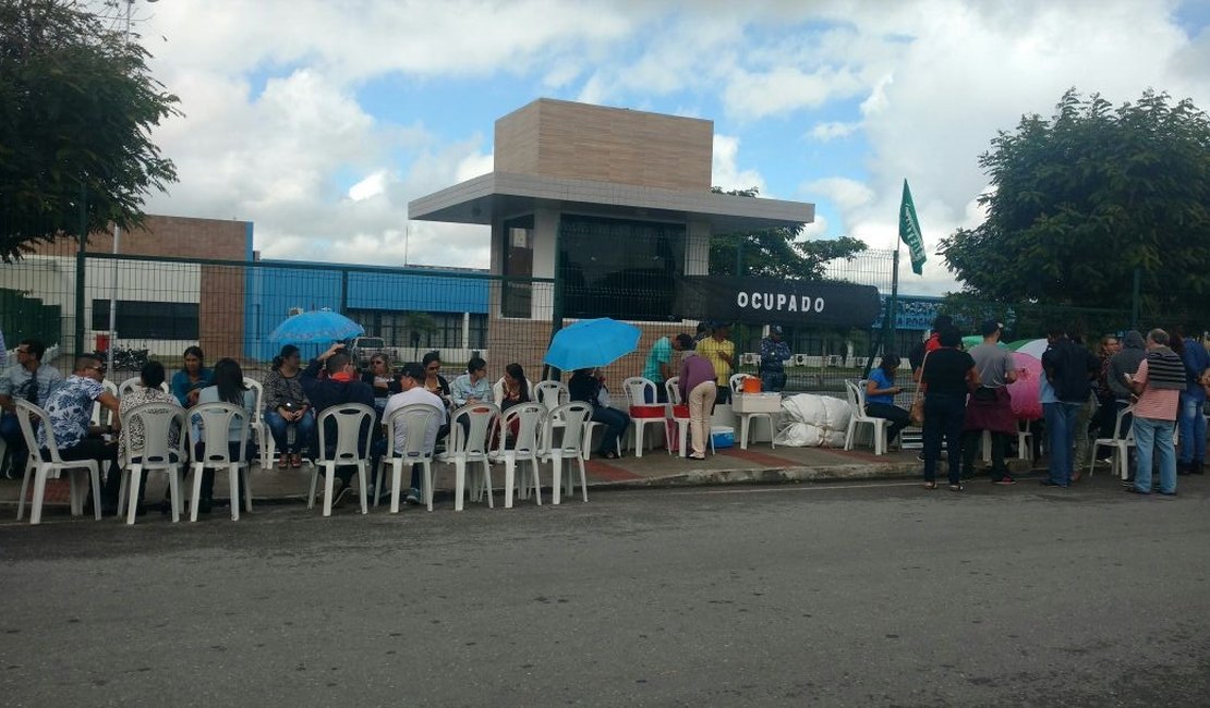 Professores tentam negociar reajuste salarial e bloqueiam entradas da Prefeitura de Arapiraca