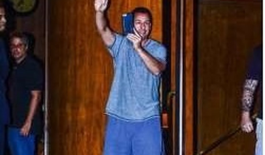 Adam Sandler esbanja simpatia acenando para fãs e fotógrafos em São Paulo