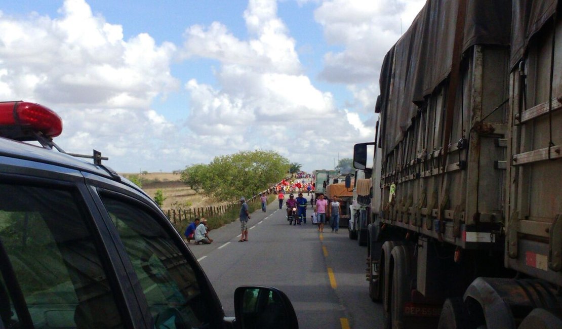 Moradores de assentamento bloqueiam AL 220, em protesto contra falta de água, em Girau