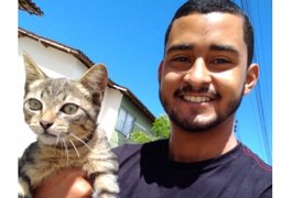 Vídeo. Motorista por aplicativo encontra gato em motor do veículo