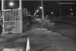Vídeo. Motorista por aplicativo invade condomínio para fugir de sequestro relâmpago em Maceió
