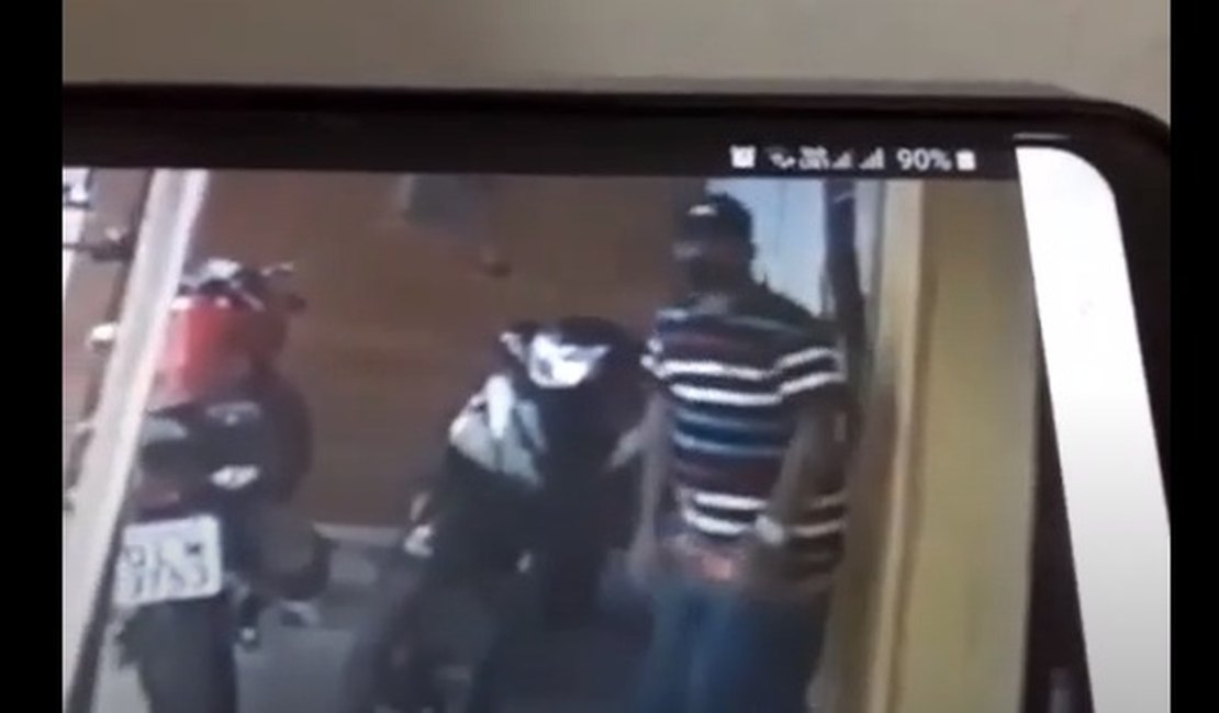 Vídeo. Homem faz ligação direta e furta ciclomotor no bairro Ouro Preto, em Arapiraca