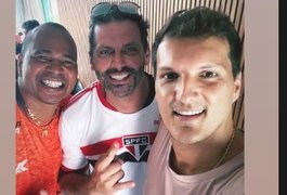 Aloísio Chulapa curte aniversário de 48 anos ao lado de famosos e ex-jogadores em Atalaia