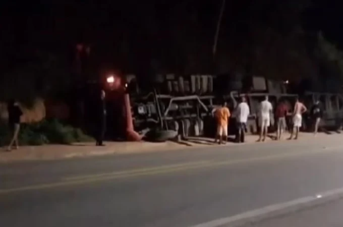 Carreta tomba na rodovia BR 316, em Atalaia