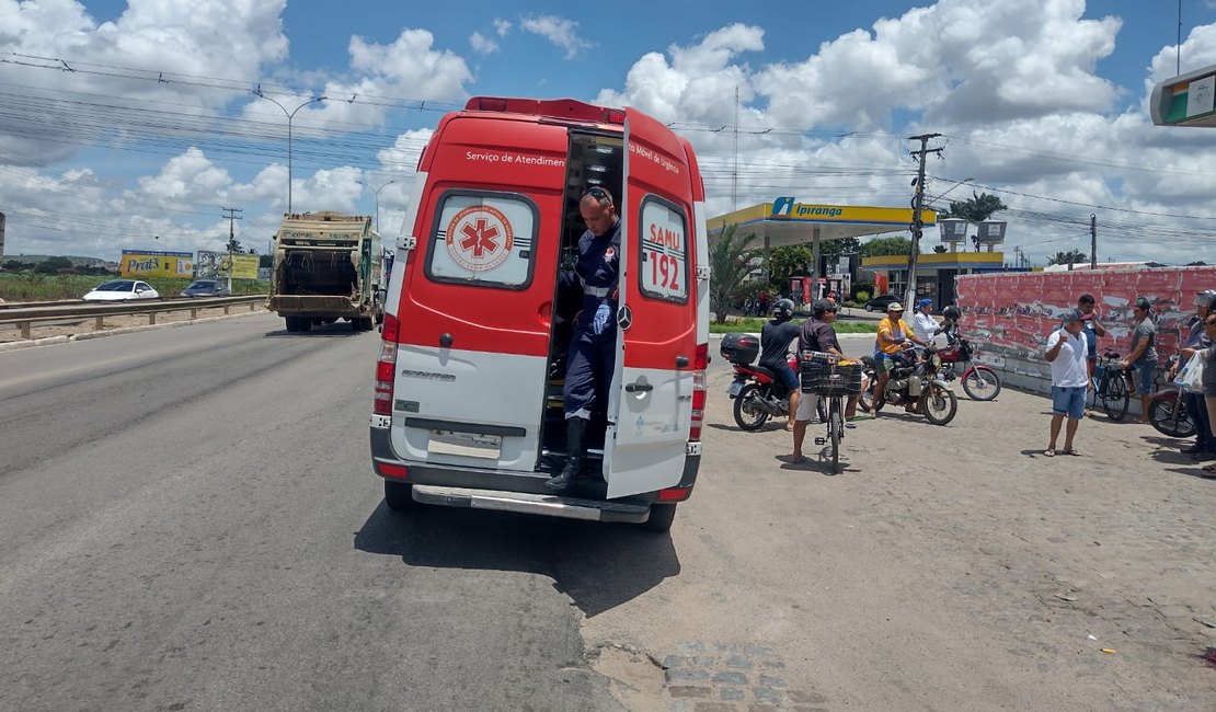 Comerciante é baleado por assaltantes e parente atira em um dos criminosos na cabeça, em Arapiraca