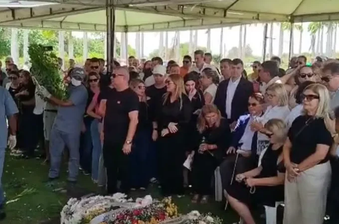 Com chuva de pétalas, sepultamento de dona Helena, matriarca do Grupo Coringa, comove Arapiraca