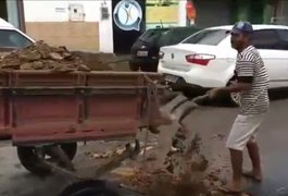 VÍDEO: Mulher manda tapar buracos de rua de Arapiraca com restos de construção