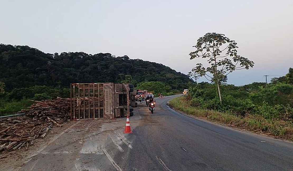 Caminhão com carga de toras de madeira tomba e motorista fica ferido em São Luís do Quitunde