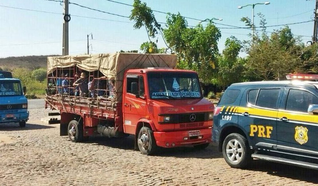 PRF fiscaliza veículos que transportam romeiros no interior de Alagoas