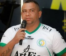 Walter é apresentado em novo clube e forma física chama a atenção