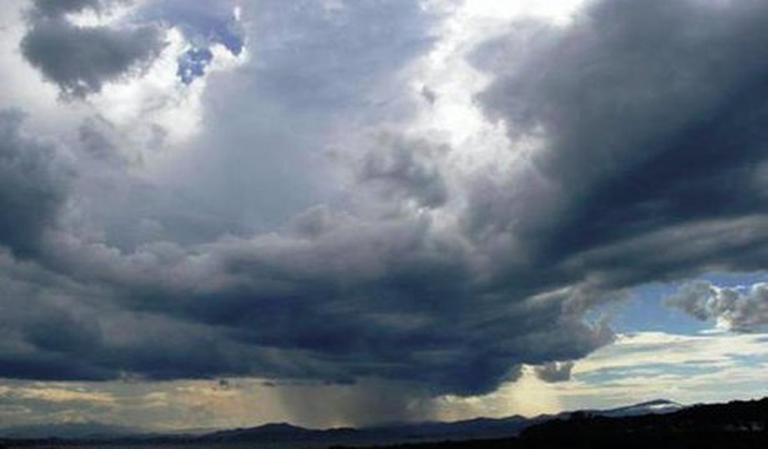 Final de semana pode ter chuvas fracas e sol entre nuvens em Alagoas