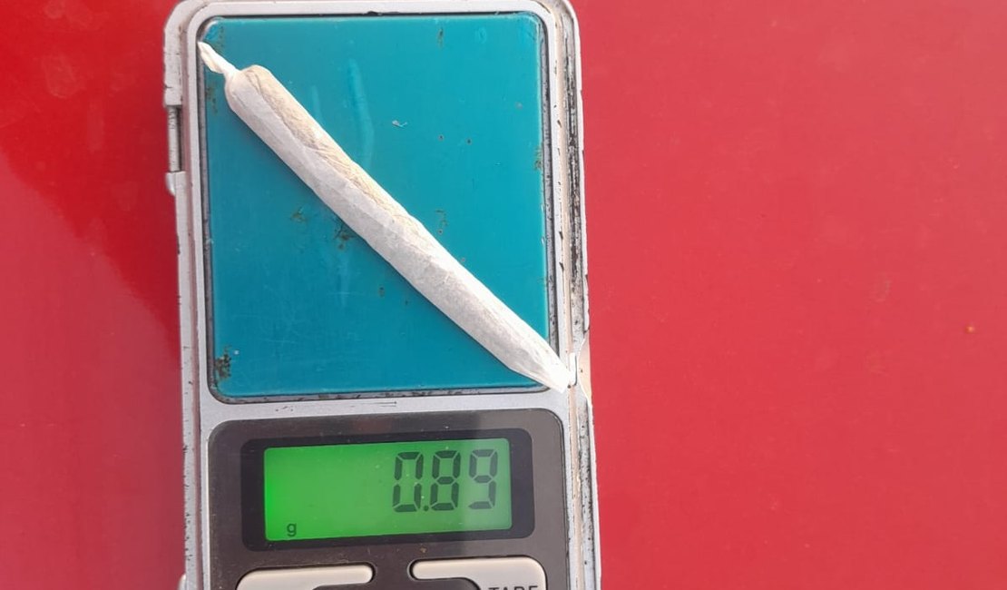 Jovem é flagrado com cigarro de maconha e assina TCO em Arapiraca