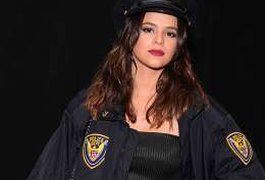 Bruna Marquezine se veste de policial sexy para festa à fantasia no Rio