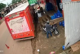 Câmera mostra homem sendo morto em plena luz do dia na porta de distribuidora de bebidas, em RO