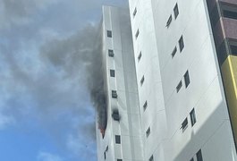 Apartamento pega fogo e assusta moradores na Ponta Verde, em Maceió