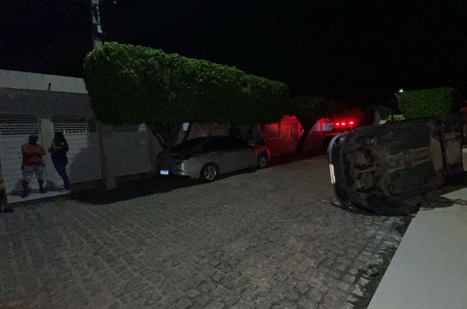 Carro capota após motorista com sinais de embriaguez colidir contra veículo estacionado, em Inhapi