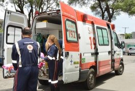 Colisão entre moto e caminhão deixa homem ferido em Arapiraca